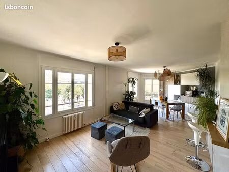 t4 meublé de 87 m² – place jean macé – vue fourvière – 3 chambres – climatisation