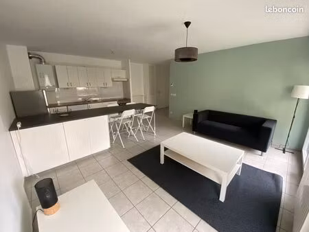 particulier loue t3 meublé de 61m2 + 8m2 de terrasse sur cour