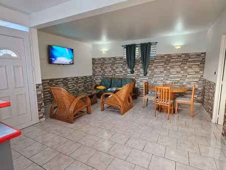 appartement t2 + meublé et équipé+ bureau situé en bas de villa terreville schoelcher