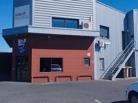 bureau 33 m2 face à intermarché