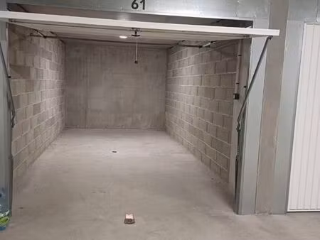 garage fermé 18m2   cuers