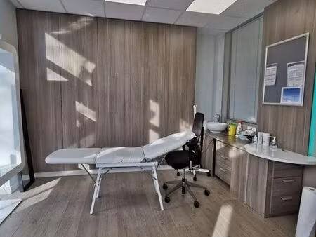 mise a disposition coworking : cabine  bureau  table ongles