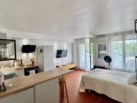 studio meublé  proche mer  de 30m2 rénové  ttes charges comprises et secteur très calme  s