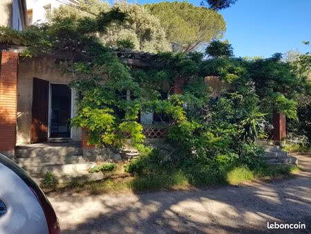 t1 ou t3 en rez de jardin au calme à six fours dans petite propriété
