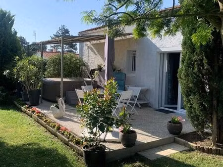 maison t3 avec terrasse spa et jardin arboré
