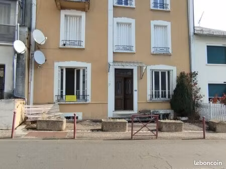 appartement centre village rdc sur rue et cour