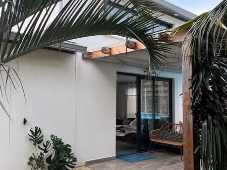 maison côté sud saint-pierre avec grand sous-sol lumineux et fermé en baies vitrées idéal 