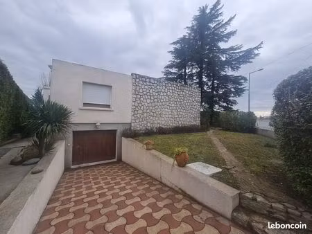 maison contemporaine / hors lotissement de plain-pied