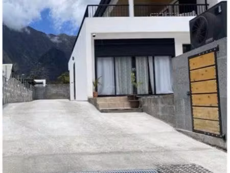 à louer – maison f4 meublée en longue durée – centre de cilaos