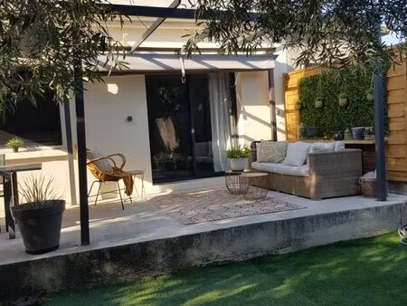 appartement dans maison de ville avec jardin privatif
