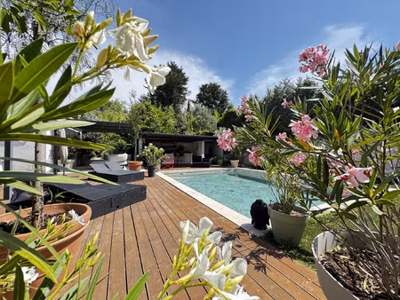 a vendre maison t6 210m2 sur 2500m2 terrain. piscine.