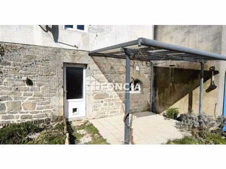 maison de ville avec jardin exposé sud dans le centre du village classé de guerlesquin