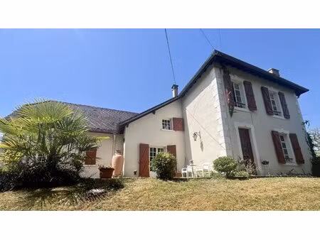 maison nichée sur les hauteurs de salies-de-béarn avec une vue sur les pyrénées