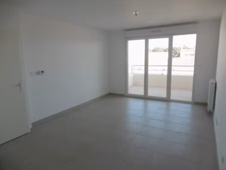 t2 avec terrasse et parking à toulon