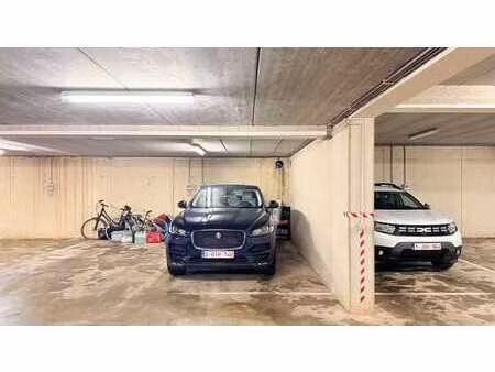 2 staanplaatsen beschikbaar: veilig parkeren aan scherpe ...