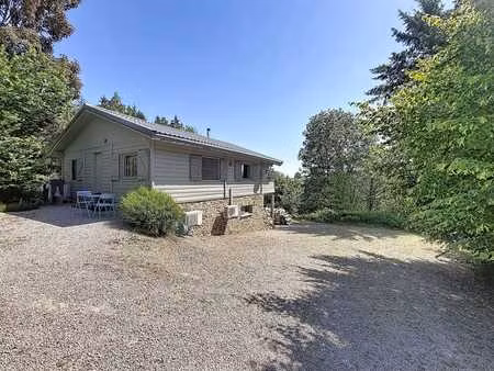 chalet avec vue dégagée et bois privatif.