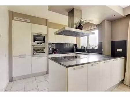 appartement rénové 3 chambres avec emplacement de parking