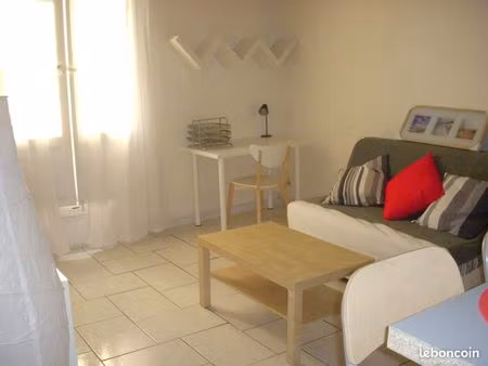 joli studio meublé 25m2 centre-ville  proche halles