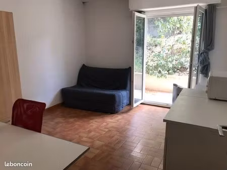 prox fac paul valérie part loue 4 chambres (totalement rénovées) env 12m² à partir de 330 