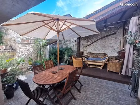 maison de village de caractère – 140 m² – cour  terrasse  atelier et studio indépendant – 