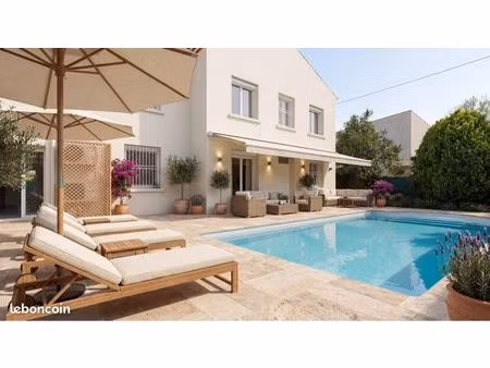 plain pied 111m2 séjour 70 m2 piscine 32m2