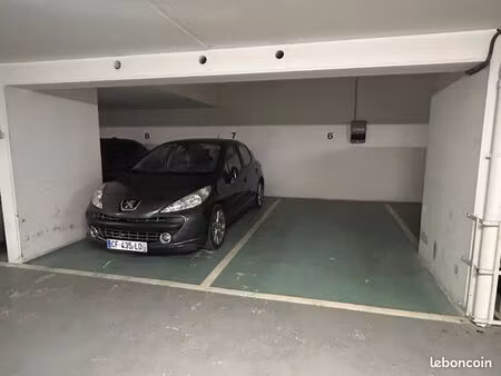 place de parking avec borne électrique – derrière le marché