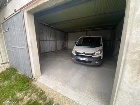 grand garage sécurisé 43m2 - accès facile entre royan et saintes