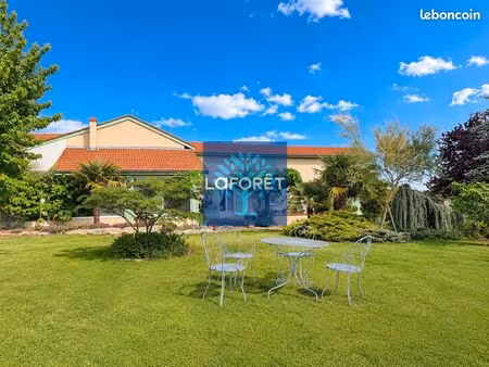 propriété 8 pièces 160 m²