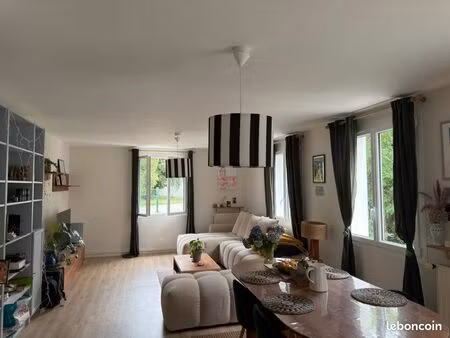 appartement meublé de 80 m² – 2 chambres – parking – résidence calme – proche centre-ville