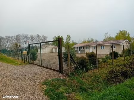 terrain avec 2 bâtisse