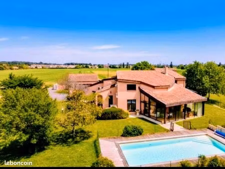 maison architecte 250m². 8 pièces. garage 50m². piscine. jardin 2700m². vue pyrénées