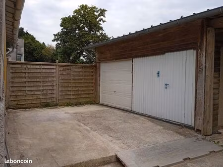 garage motos / box rangement indépendant dans cour privée