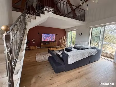 spacieuse maison familiale de 200 m² habitables sur un terrain de 1 895 m²