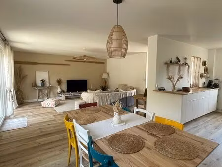 maison bord de canal