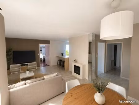 t4 traversant proche bourg avec balcon et 2 places de parking