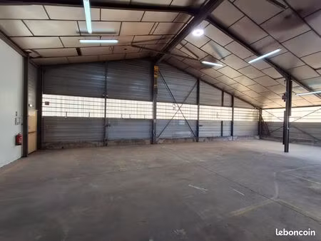location-dépôt / local de stockage de 180 m²