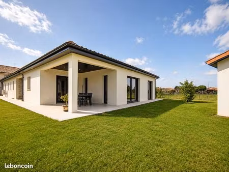 maison de 2021 de plain pied fraiche pendant l'été