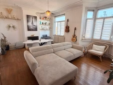 appartement avec belles hauteurs sous plafond balcon  garage et cave