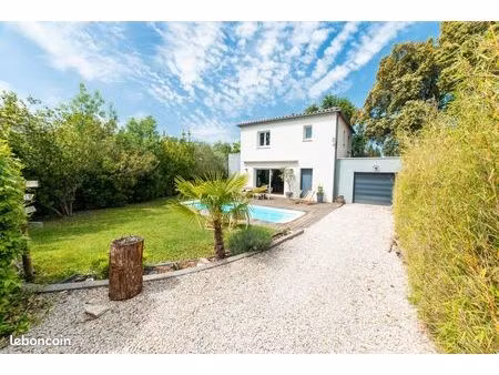 maison contemporaine 5 pièces avec piscine dans un environnement verdoyant
