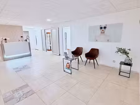 vente locale polyvalent avec multiples places de parking a disposition gratuitement