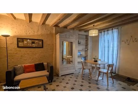 charmante maison de ville. proche des commerces. avec courette au sud. pierres  poutres  c