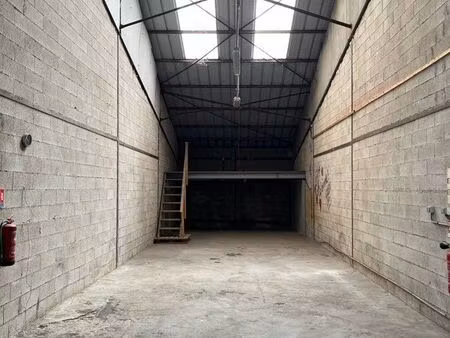 entrepôt  hangar  dépôt atelier  local de 75 m2  mezzanine de 17 m2 dans une petite zone d