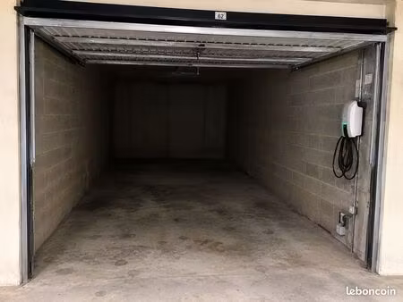 box fermé sécurisé 15 m² avec borne de recharge 7 kw