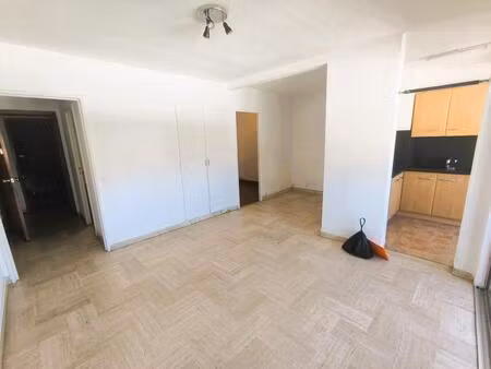 rocheville - a cote du leclerc - studio 35 m2 bon etat
