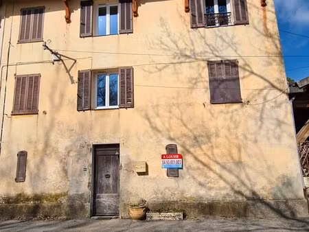 maison de village sur 3 niveaux avec caves