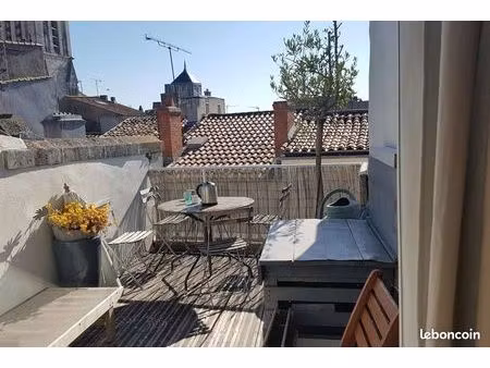location appartement meublé 55 m2 duplex avec 2 terrasses - vieux port - septembre à juin