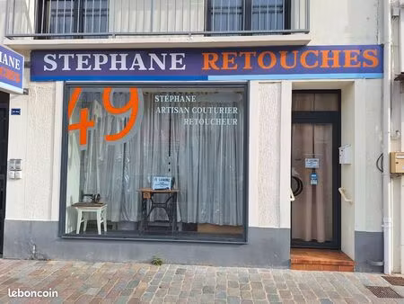 local  bureau  boutique vide (éventuellement lot de machines à coudre industrielle)