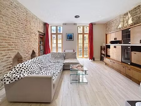 situé au coeur du centre historique de cahors appartement t 4 avec balcon