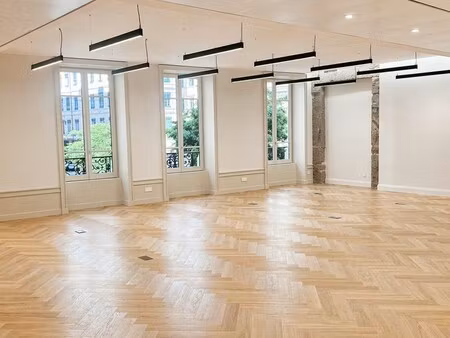 location bureaux 169 m²