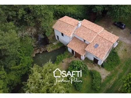 moulin à eau de charme dans un environnement verdoyant